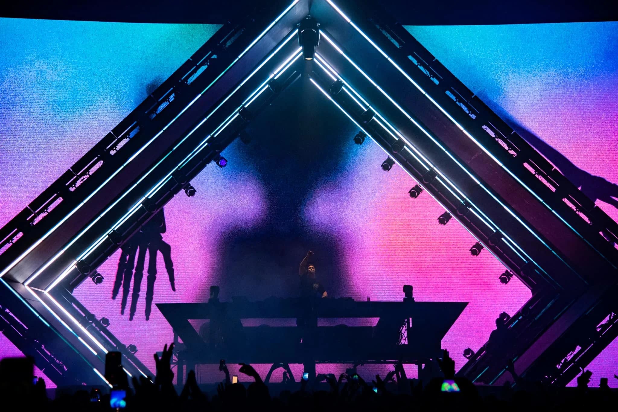 Hardwell live tour visuals by Comix