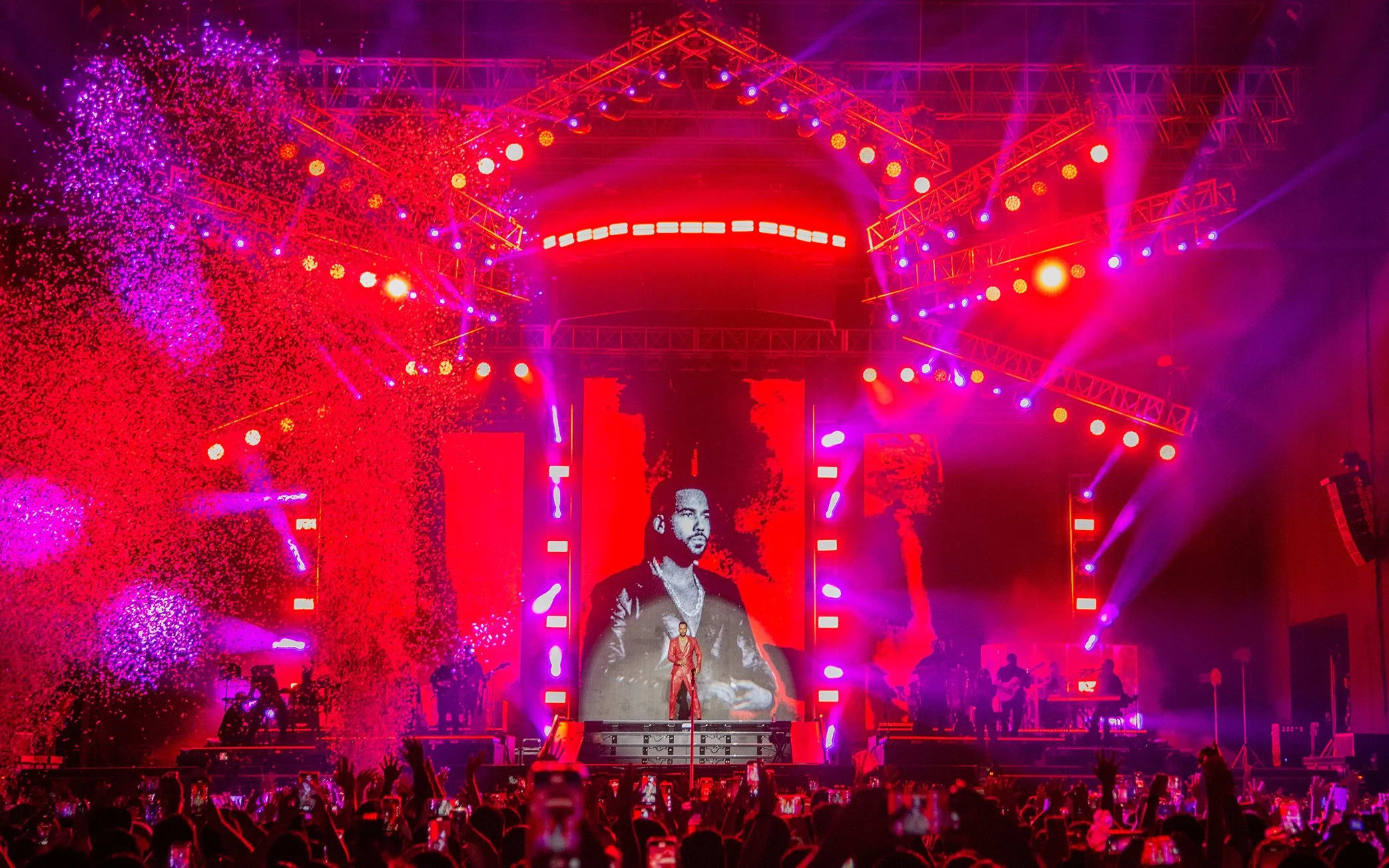 Romeo Santos tour stage visuals by Comix