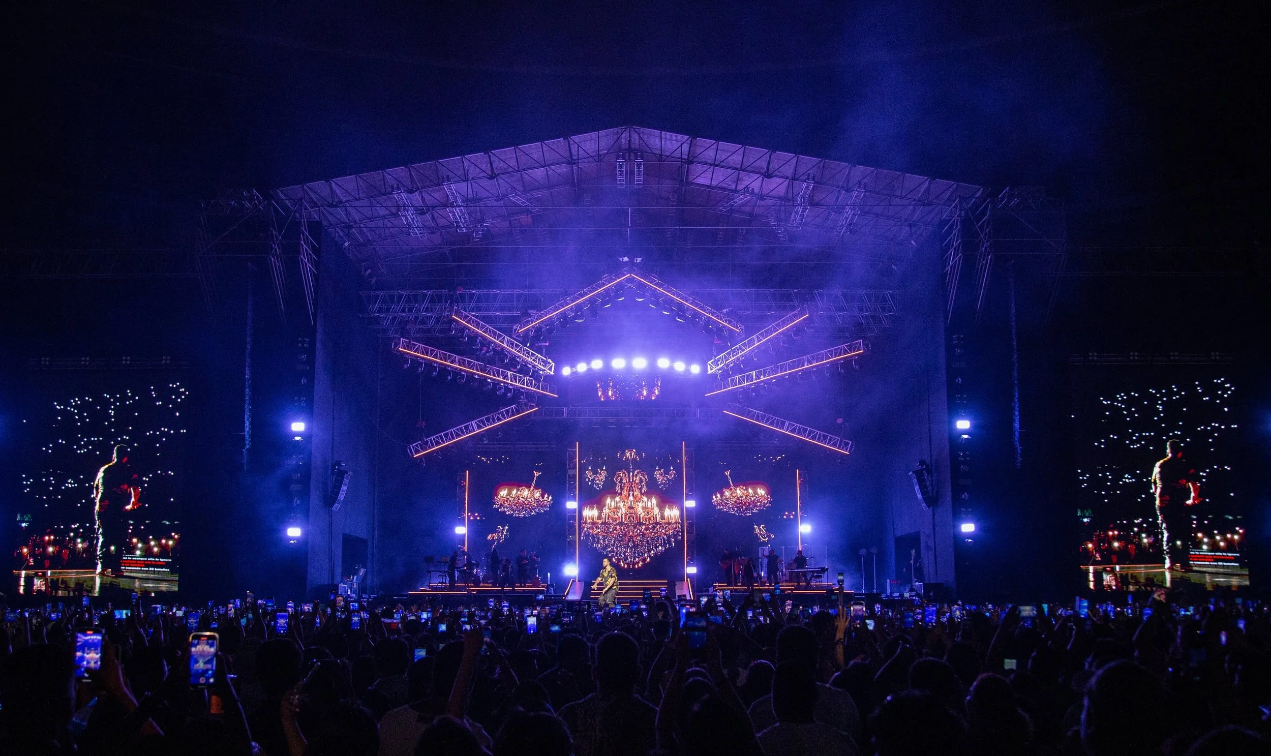 Romeo Santos tour stage visuals by Comix