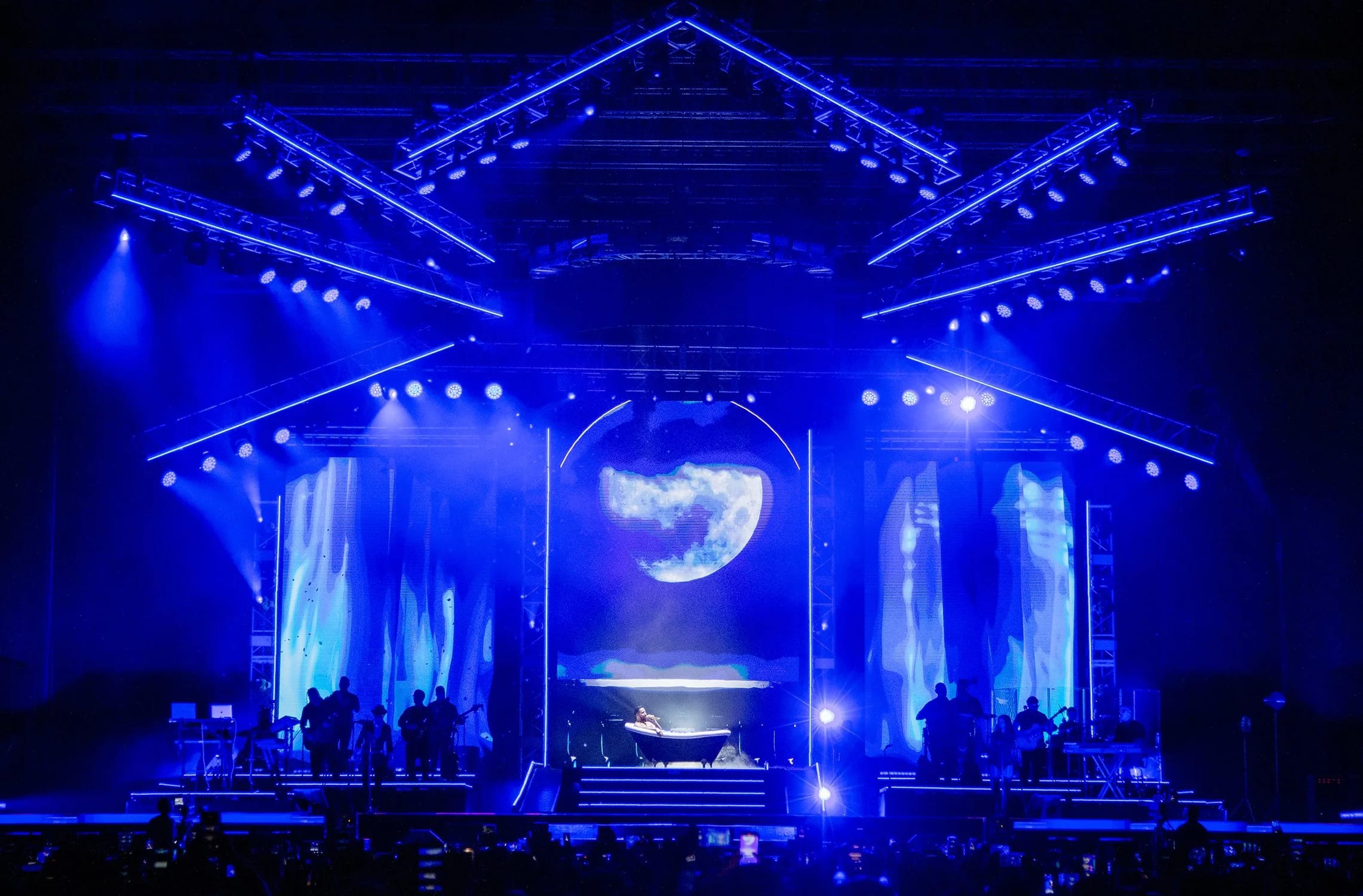 Romeo Santos tour stage visuals by Comix