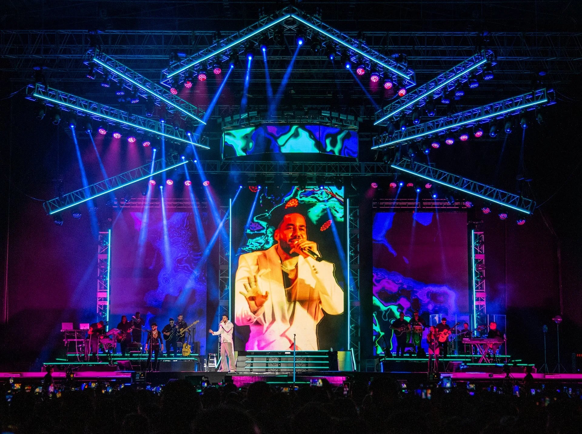 Romeo Santos tour stage visuals by Comix