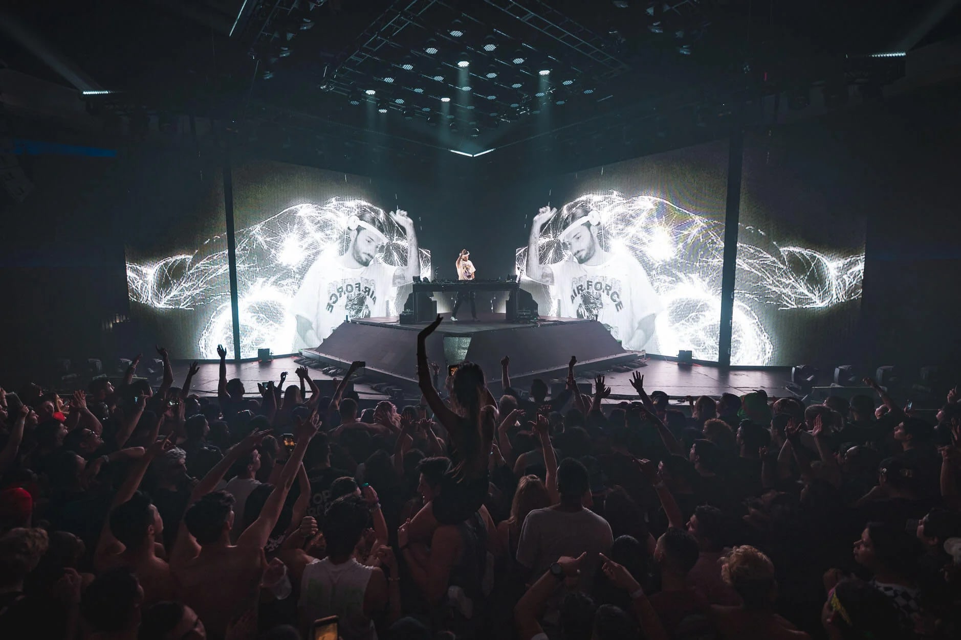 Alesso live show visuals by Comix