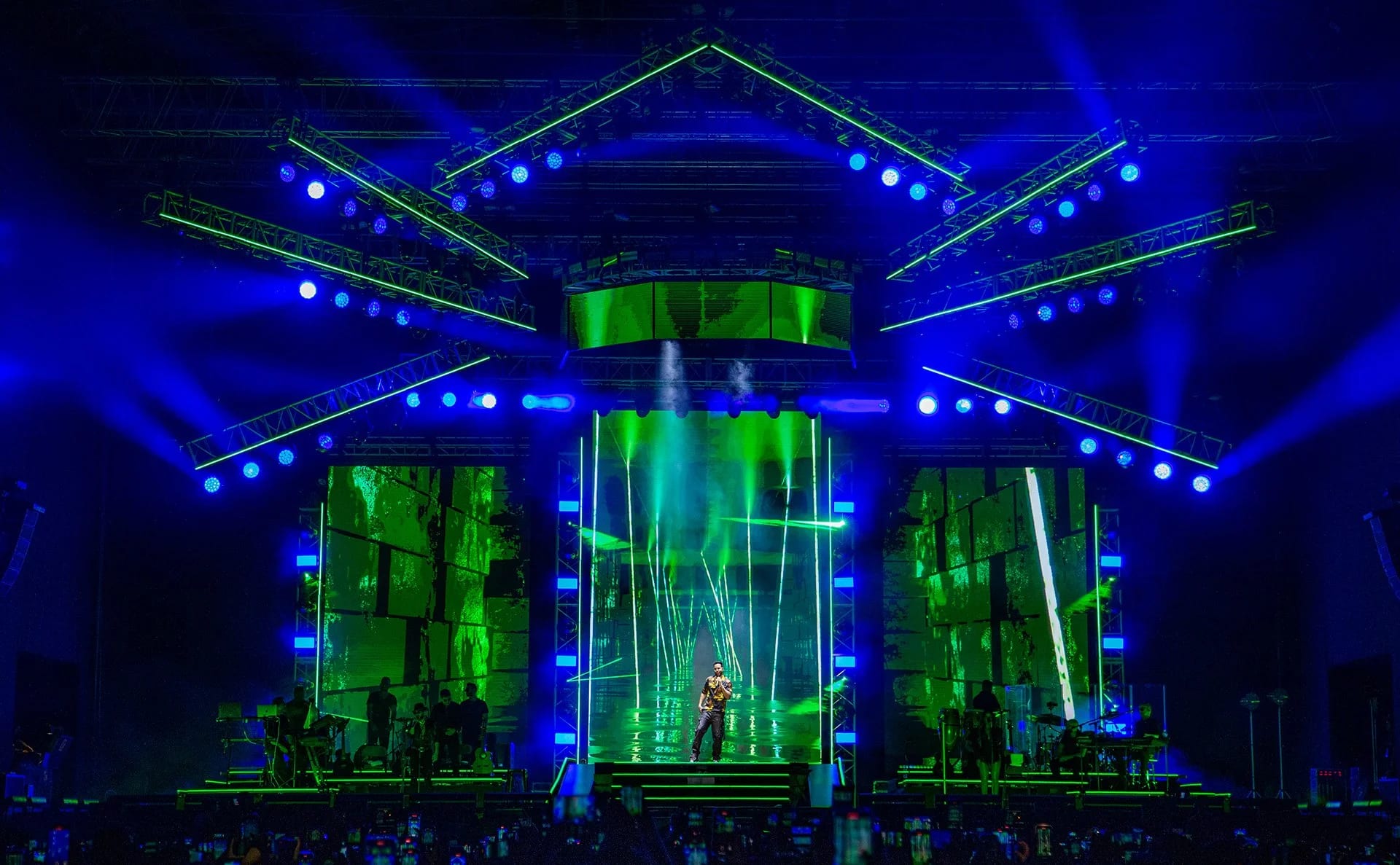 Romeo Santos tour stage visuals by Comix