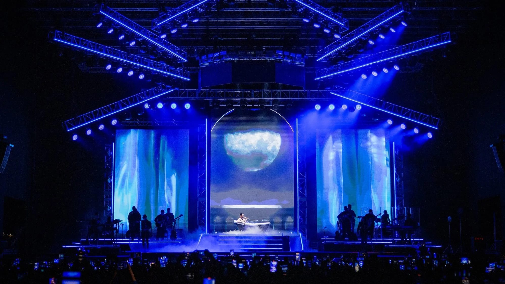 Romeo Santos tour stage visuals by Comix