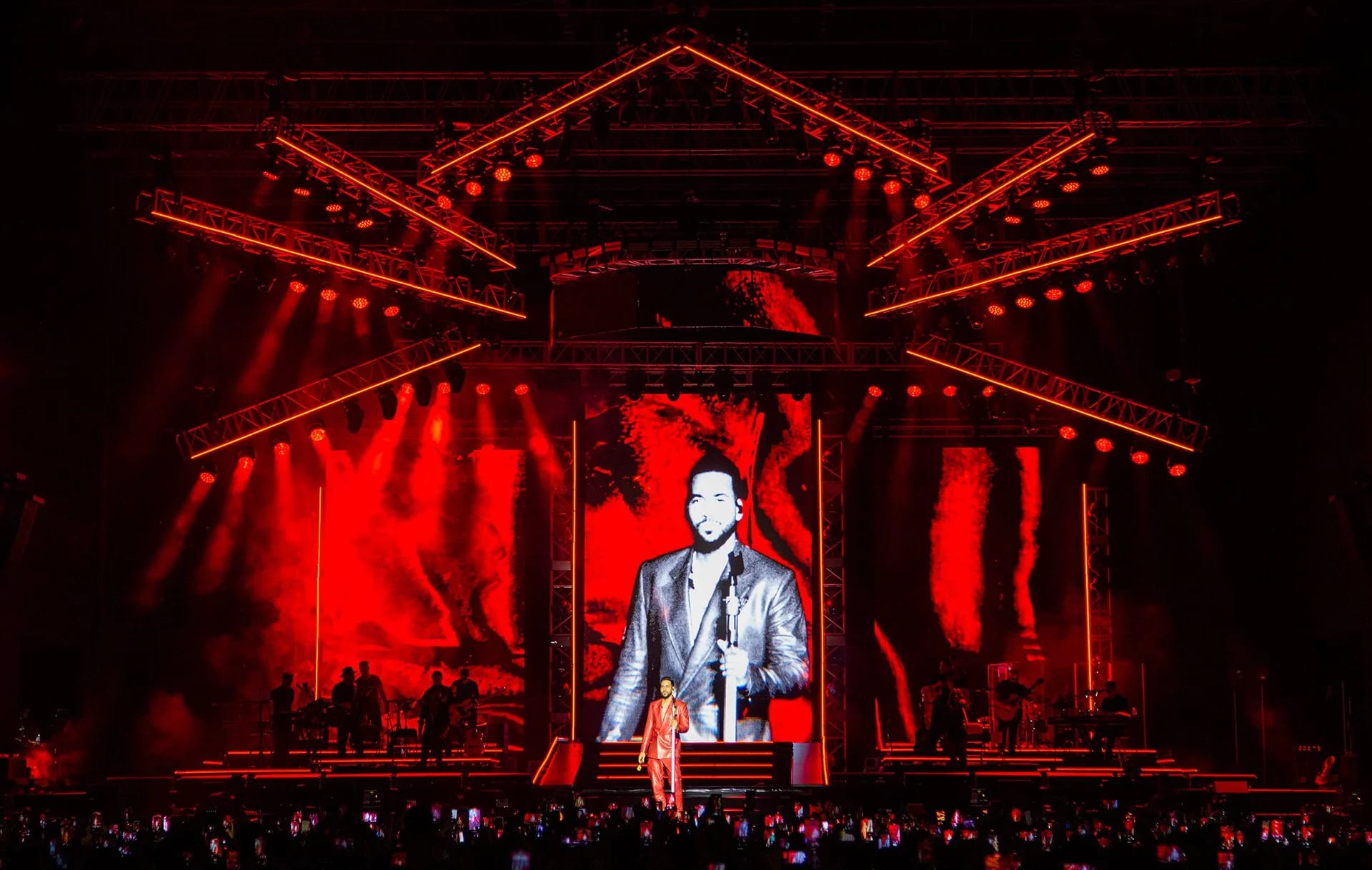 Romeo Santos tour stage visuals by Comix
