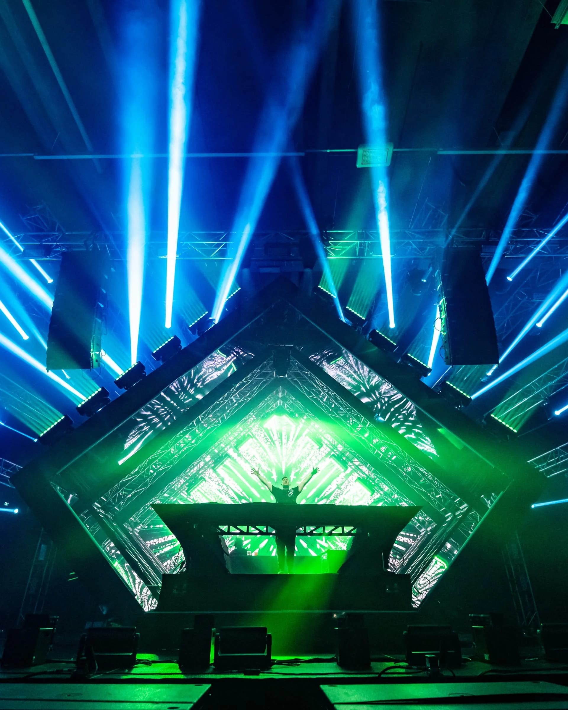 Hardwell live tour visuals by Comix