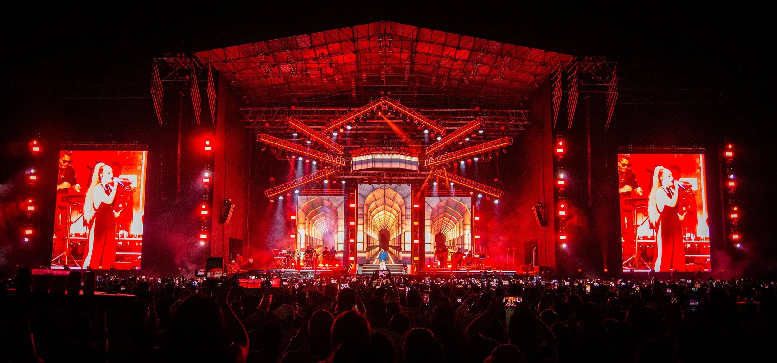 Romeo Santos tour stage visuals by Comix