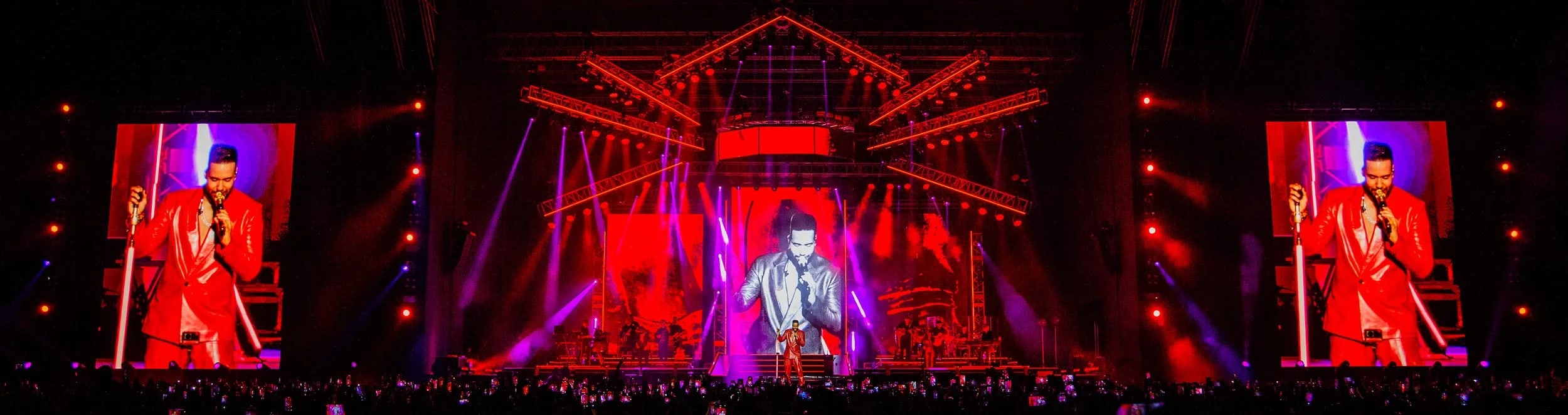 Romeo Santos tour stage visuals by Comix
