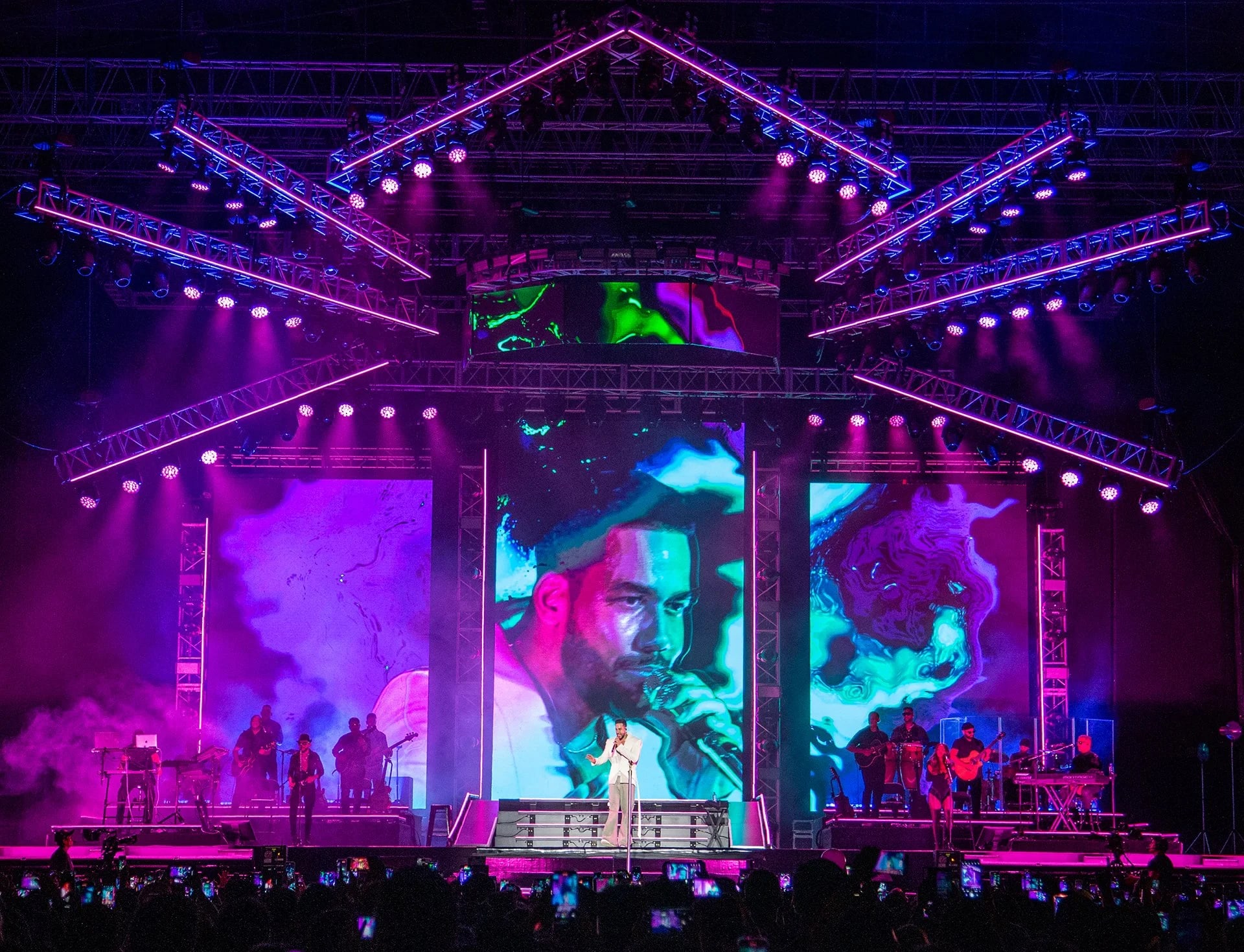 Romeo Santos tour stage visuals by Comix