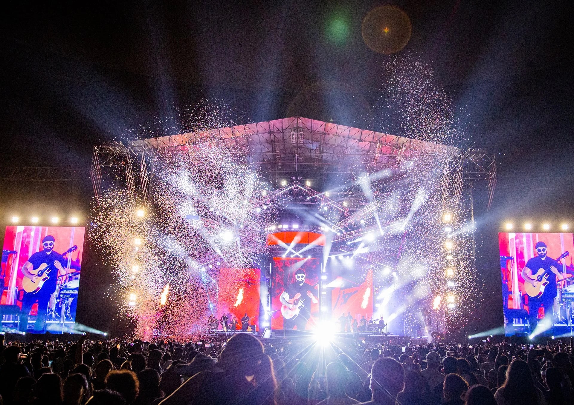 Romeo Santos tour stage visuals by Comix