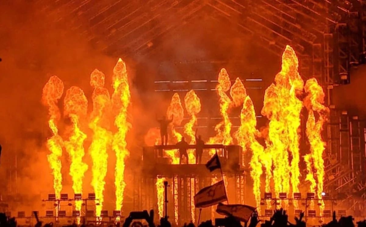 Swedish House Mafia tour visuals by Comix
