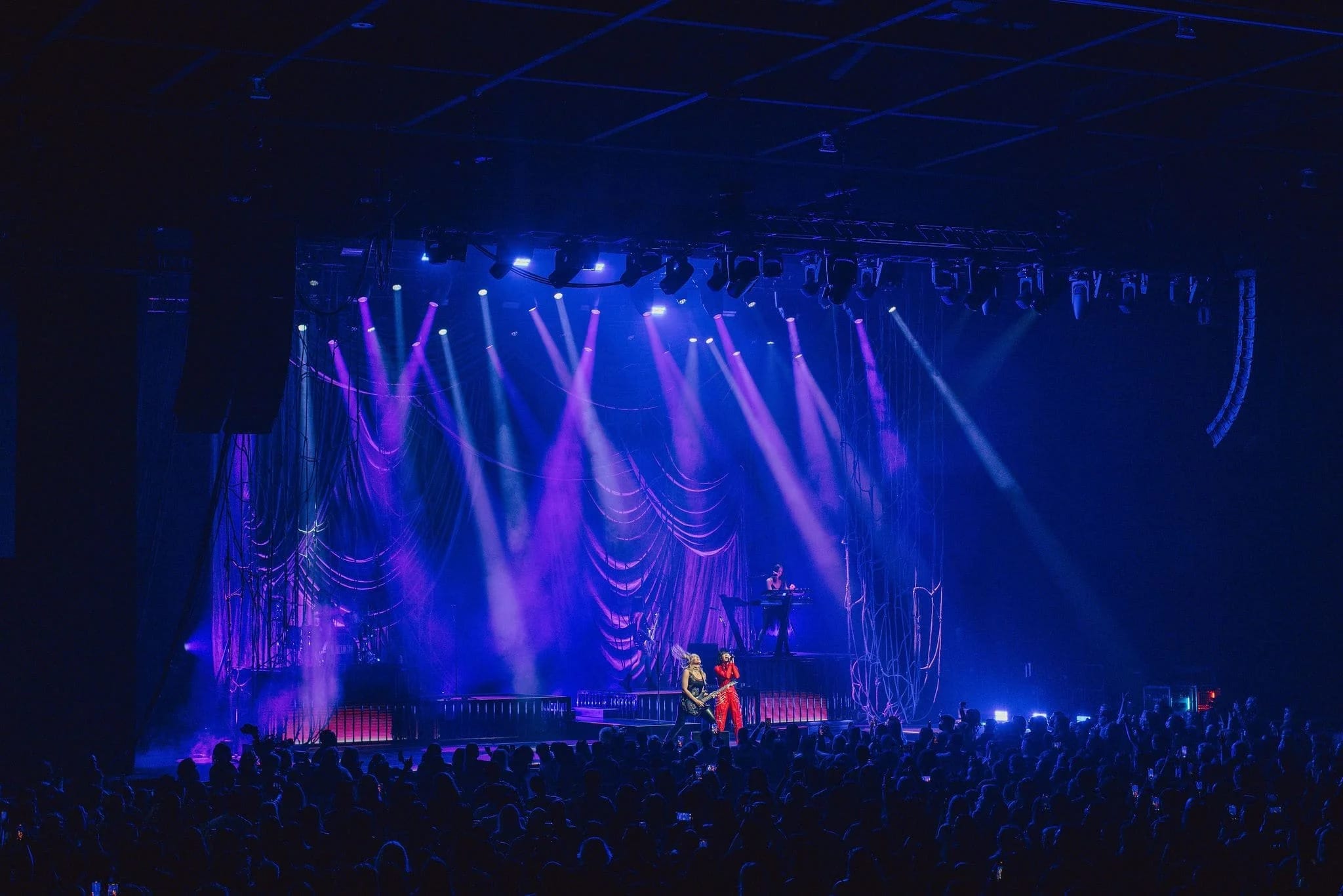 Demi Lovato tour stage visuals by Comix