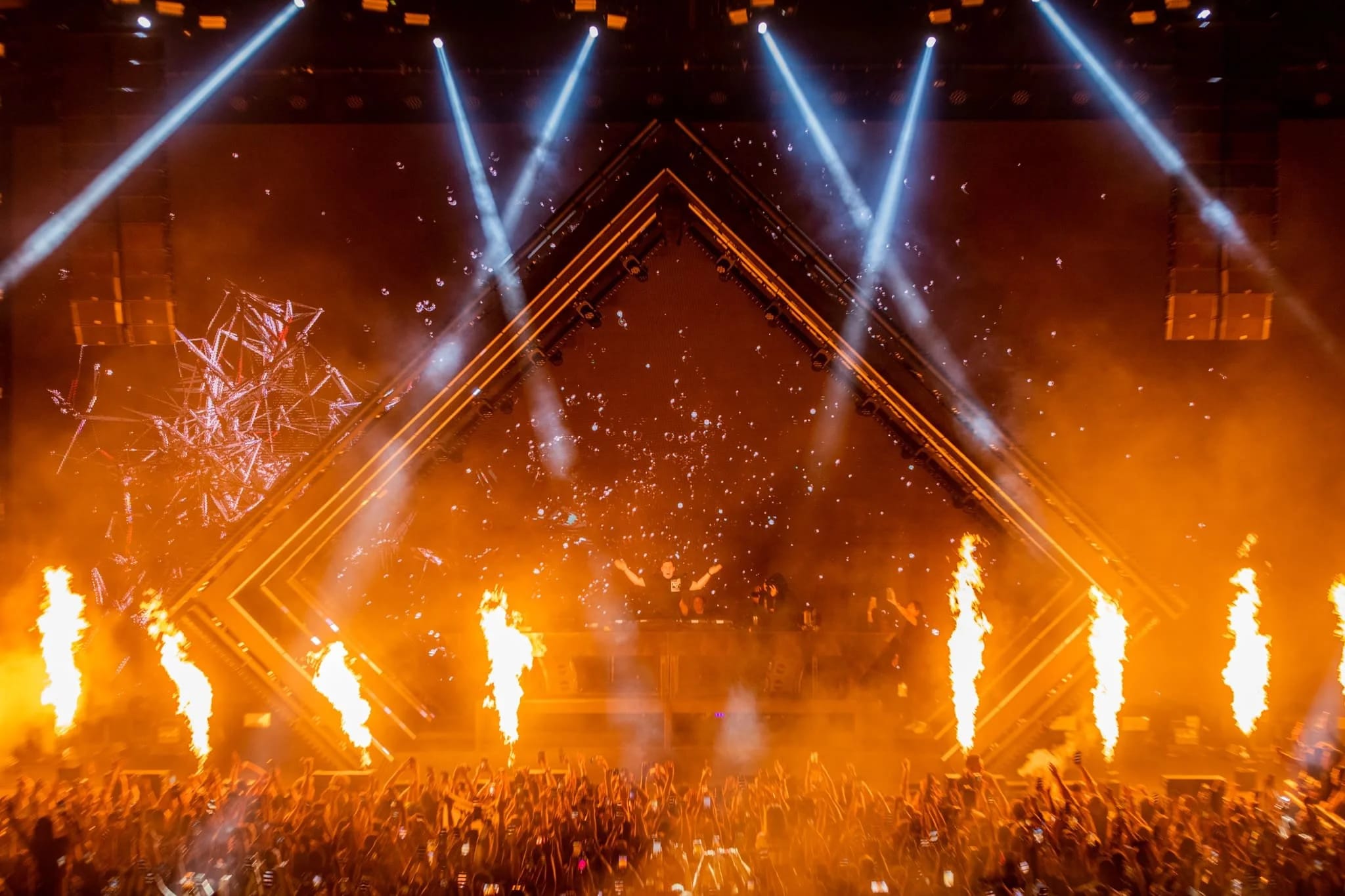 Hardwell live tour visuals by Comix
