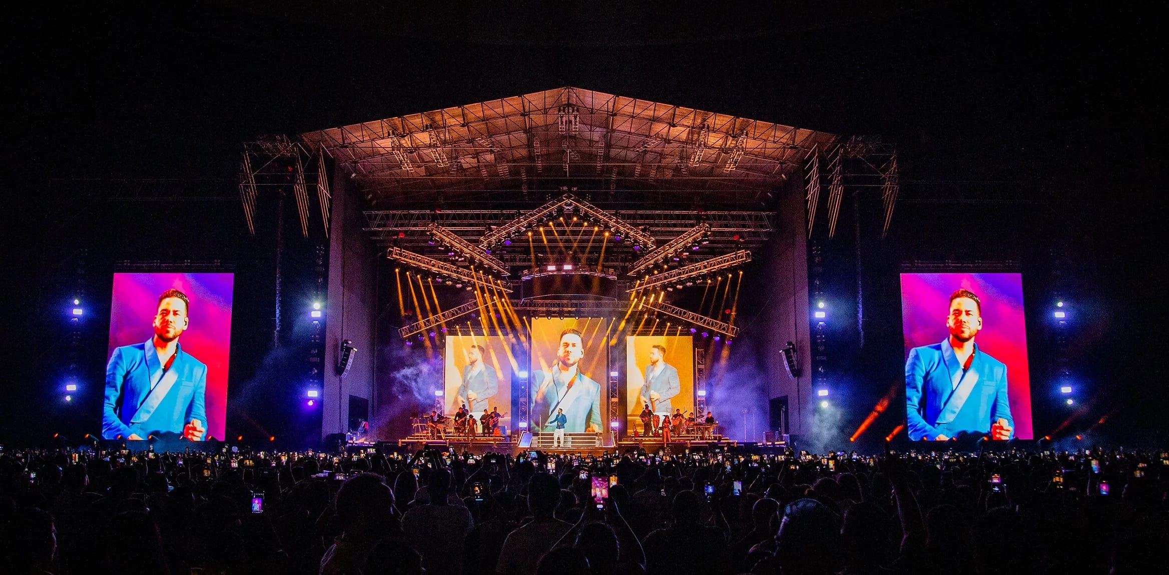 Romeo Santos tour stage visuals by Comix