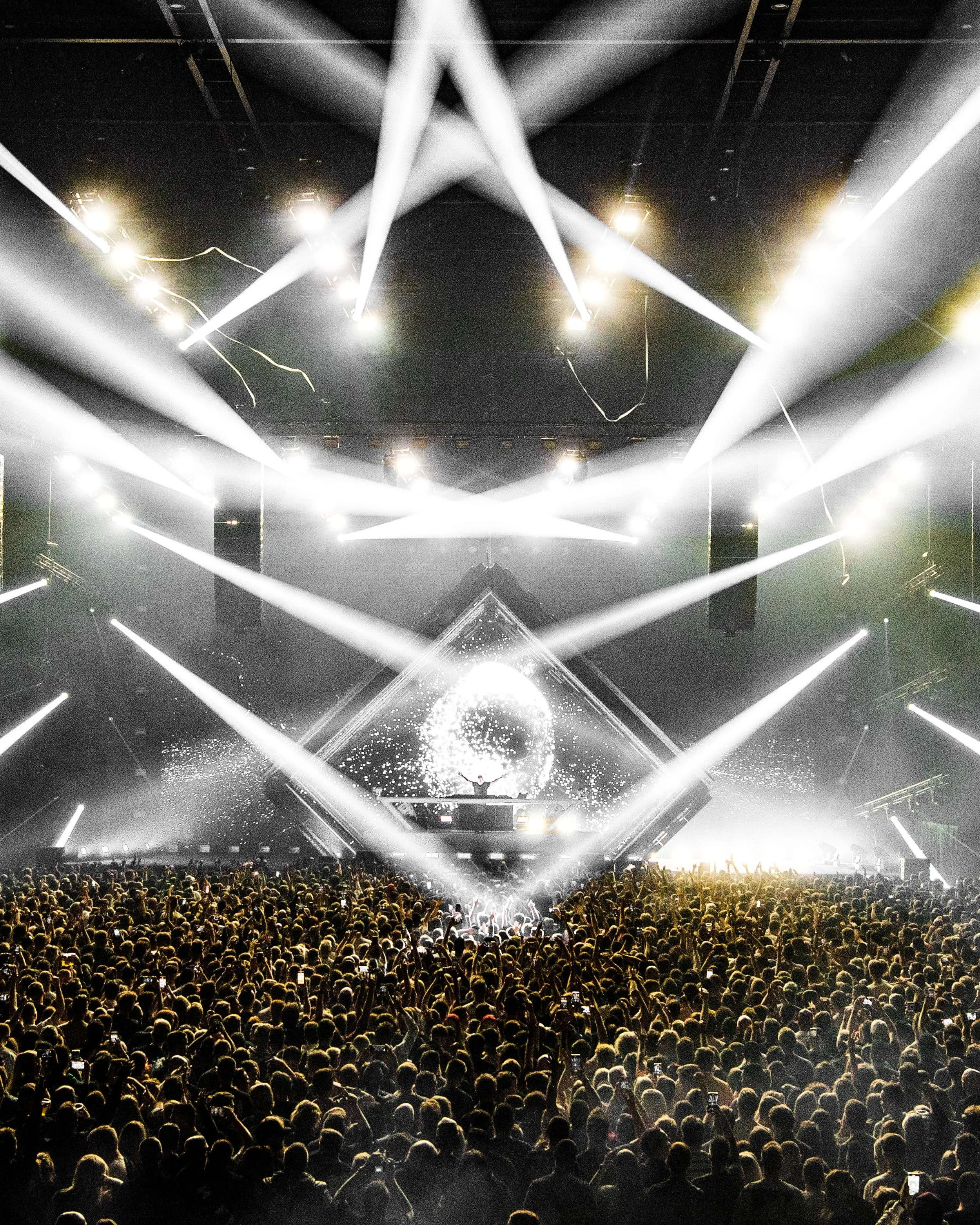 Hardwell live tour visuals by Comix
