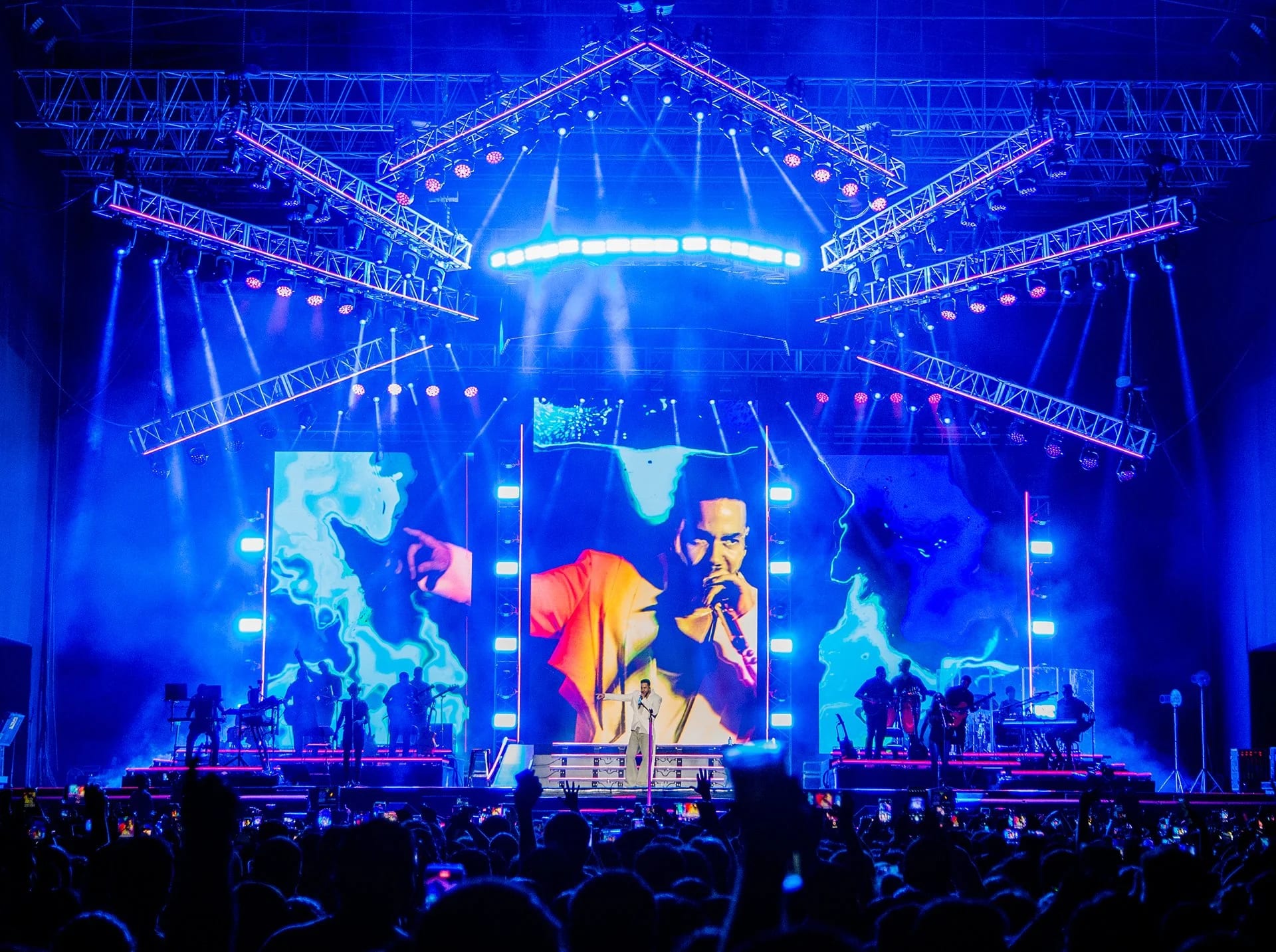 Romeo Santos tour stage visuals by Comix