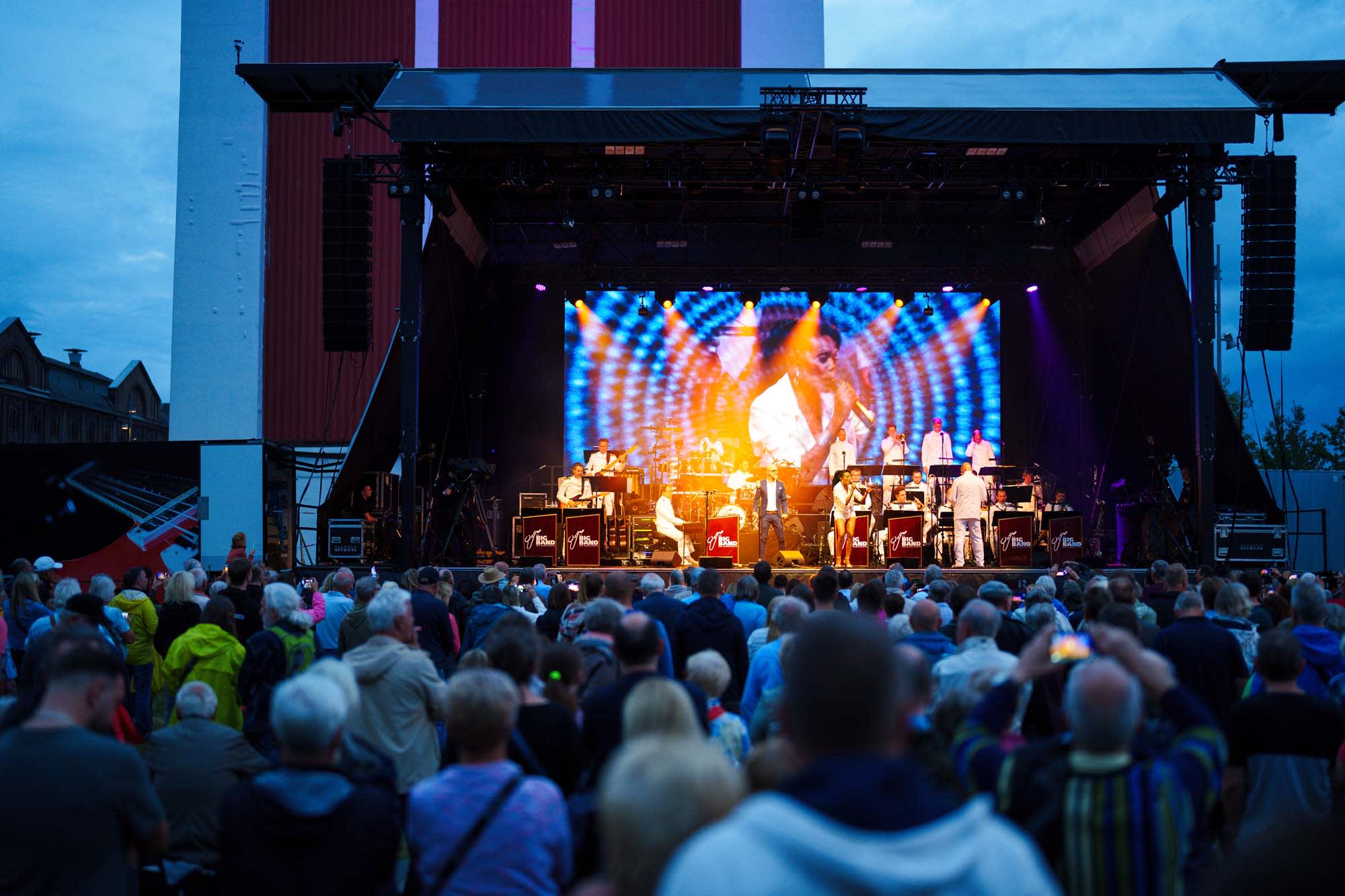 Die Big Band der Bundeswehr spielt im Zechenpark vor dem Förderturm.