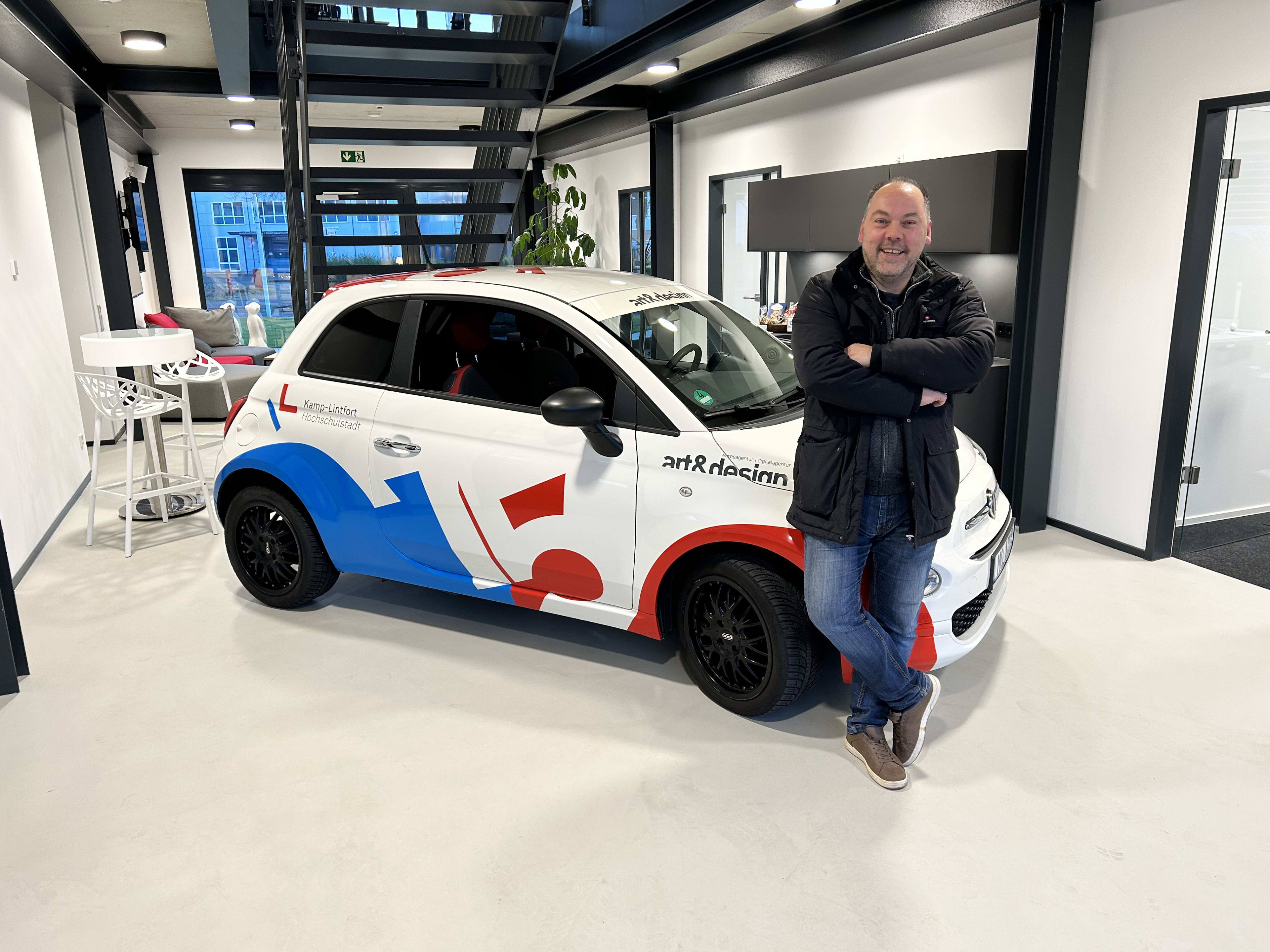 Stephan Büschken vor dem 75 Jahre Kamp-Lintfort Fiat.