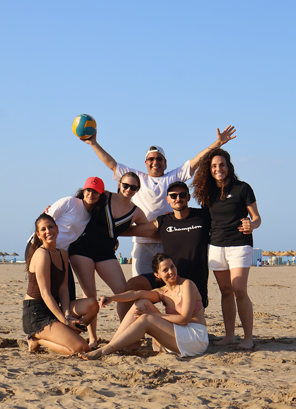 Equipo disfrutando en la arena