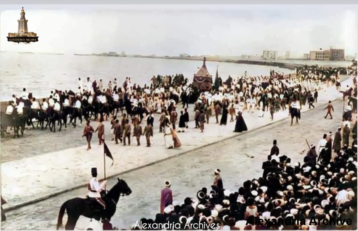 توثق الصورة موكب المحمل الشريف "كسوة الكعبة الشريفة " في عام 1912 على كورنيش الإسكندرية، وقد التقطت بواسطة المصورين "عزيز ودوريس".