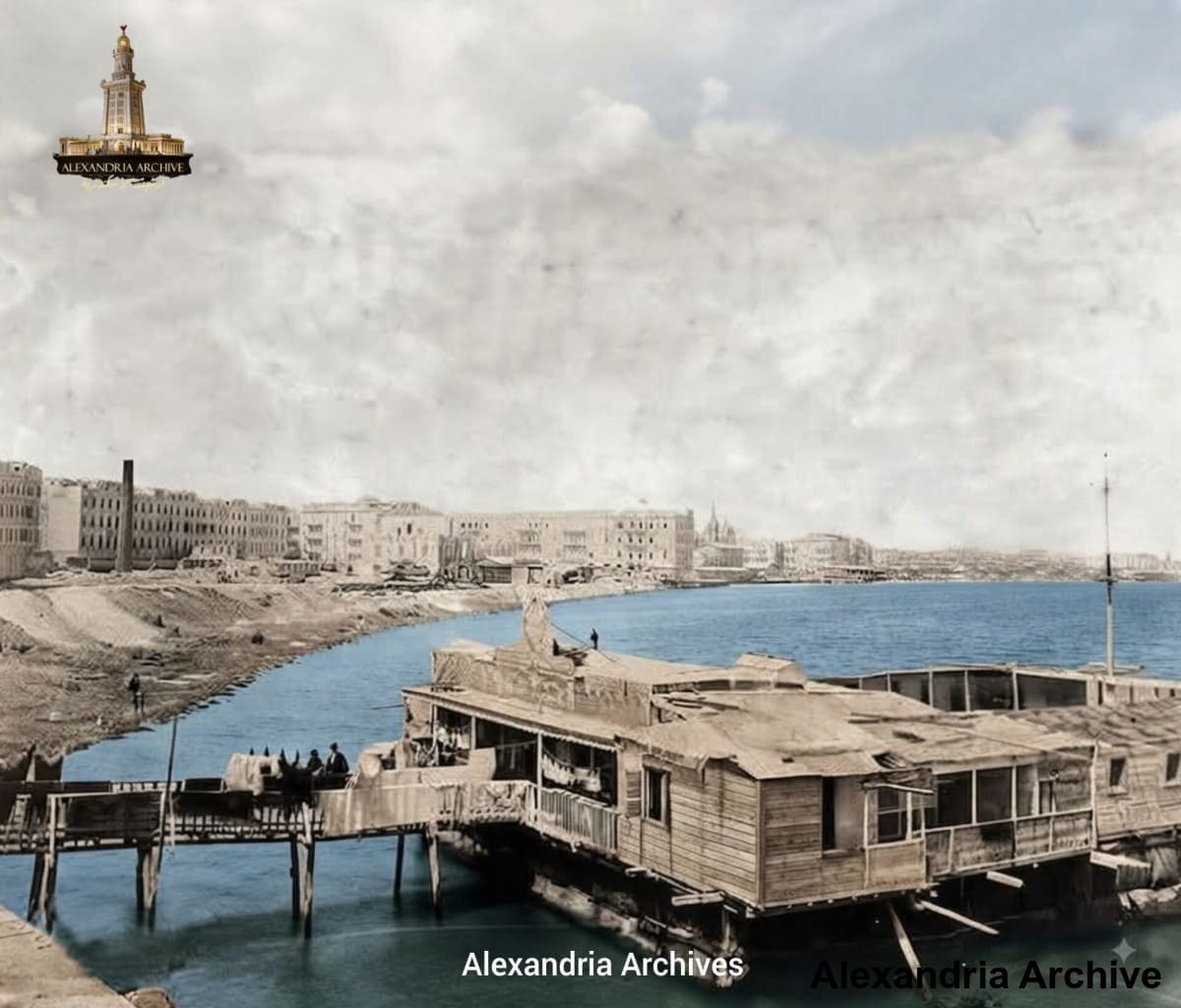 في القرن التاسع عشر حوالي عام 1880 قبل إنشاء طريق الكورنيش الشهير حيث كانت المباني والقصور تطل مباشرة على المياه