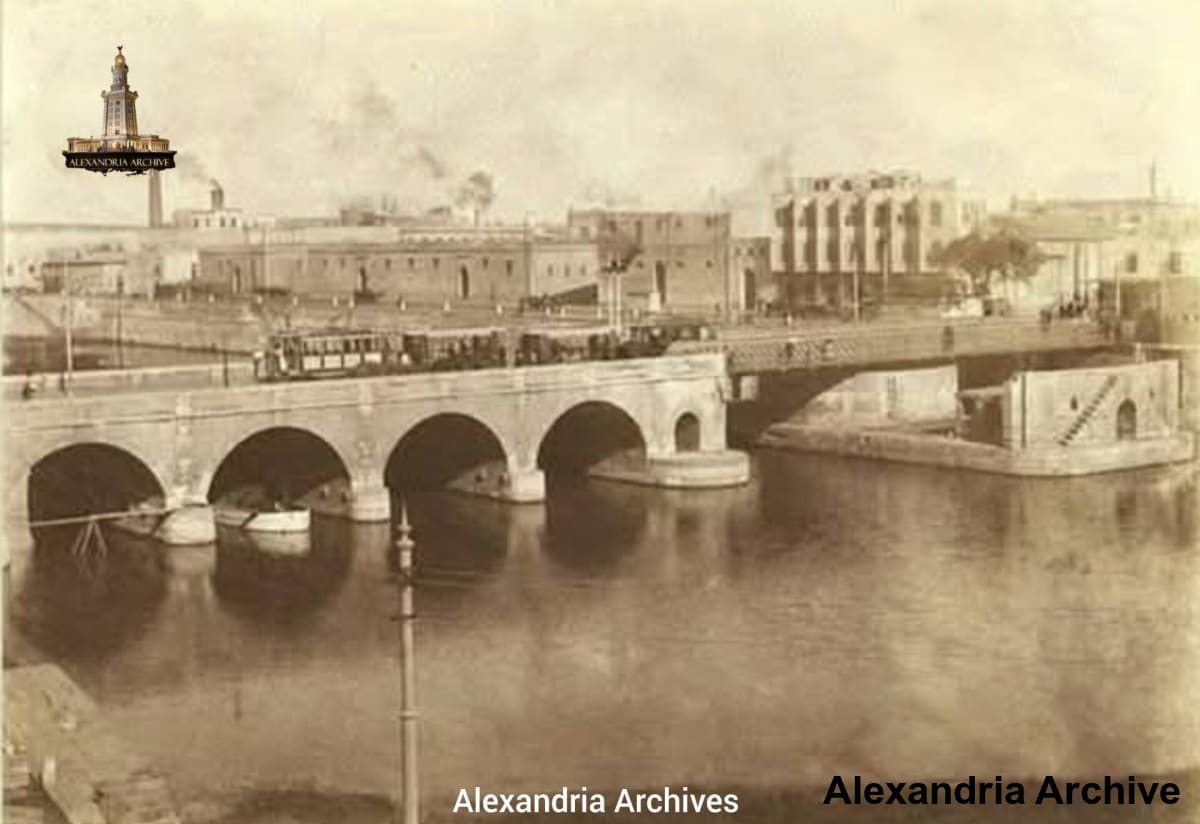 أقدم كوبري في مصر كوبري التاريخ حيث بدأ إنشاؤه في عهد محمد علي باشا عام 1808 واكتمل عام 1839 ليعبر فوق مسار ترعة المحمودية بمنطقة القباري.
