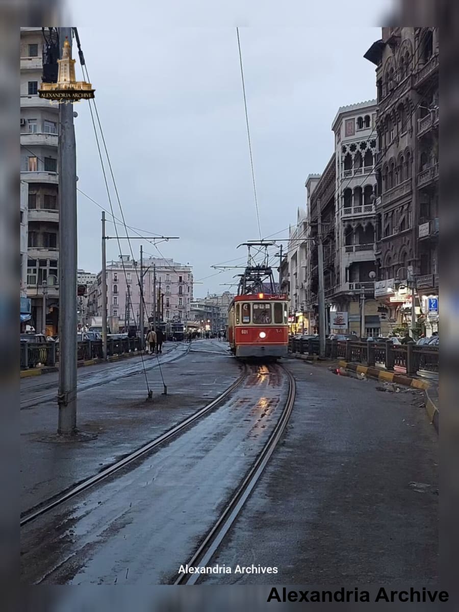 ترام الإسكندرية الشهير وهو يسير على القضبان وسط المباني التراثية المميزة في محطة الرمل العريقة