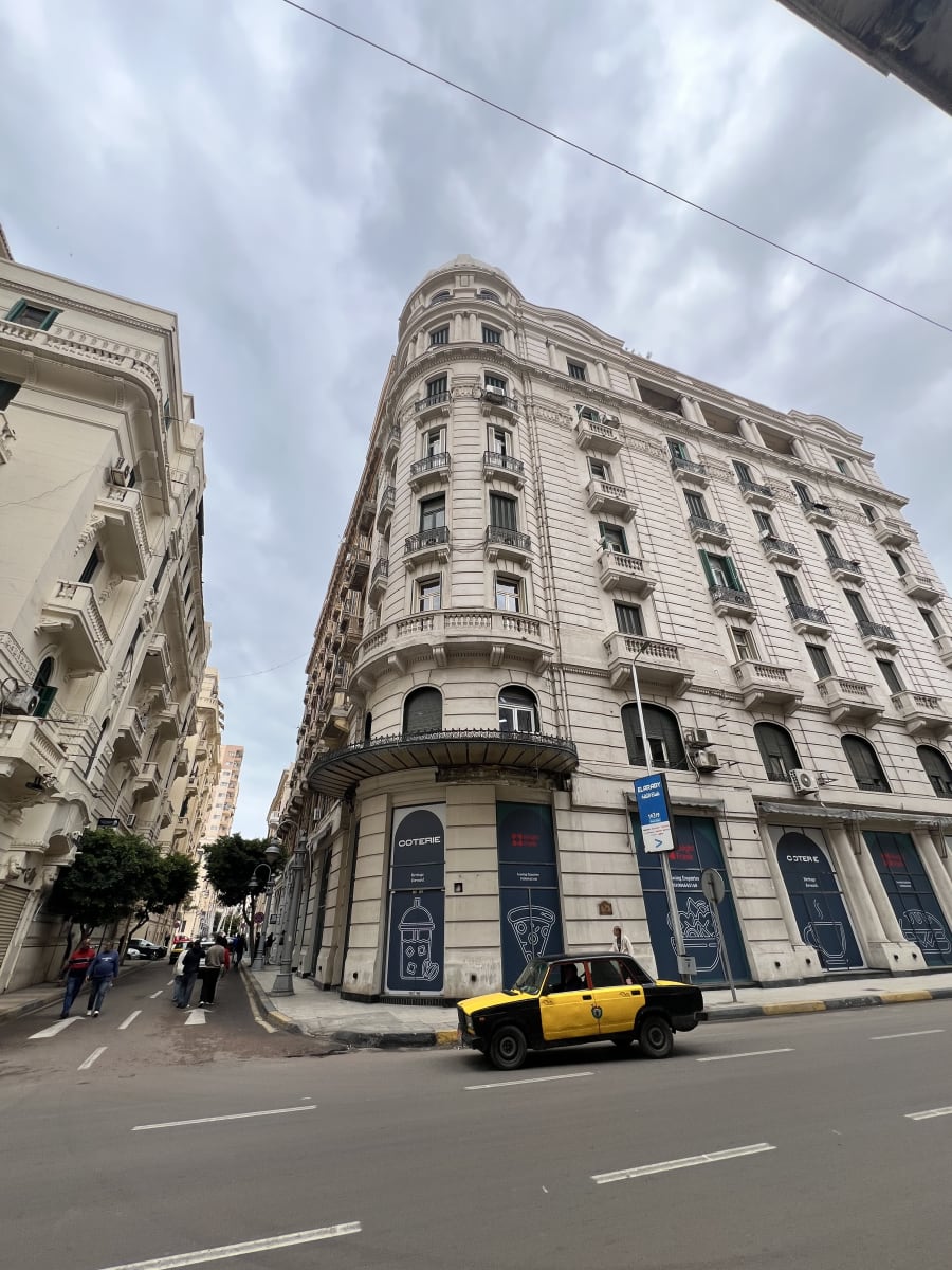 شارع فؤاد من اقدم شوارع اسكندريه وأرقاهم واكترهم راحة نفسيه ونوستالجي مع تاكسي اسكندريه…
