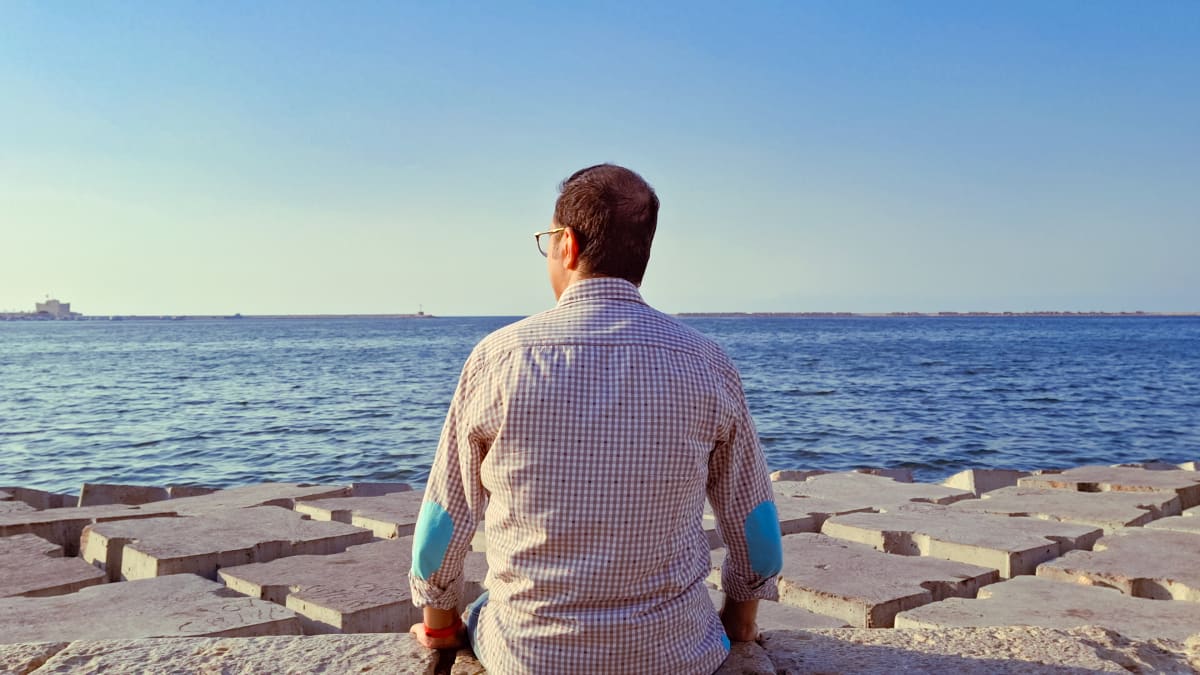 القاهريون لا يعطون للبحر ظهورهم! نص - أحمد الرومي عَبْر التاكسي المميز؛ بلونه الأصفر…