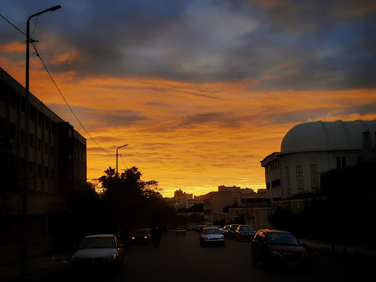 غروب الشمس الساحر في شوارع الإسكندرية