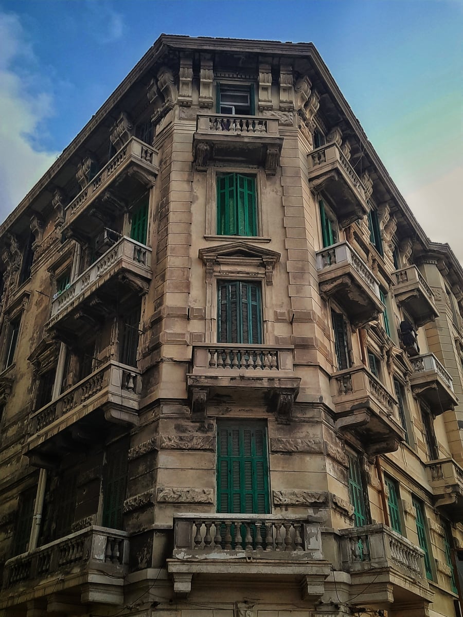 عمارة كوزموبوليتانية تاريخية في وسط الإسكندرية