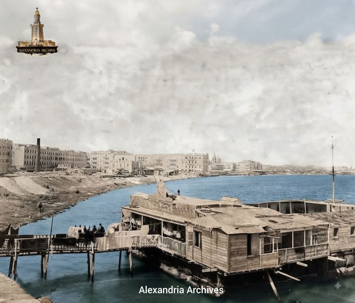 في القرن التاسع عشر حوالي عام 1880 قبل إنشاء طريق الكورنيش الشهير حيث كانت المباني والقصور تطل مباشرة على المياه