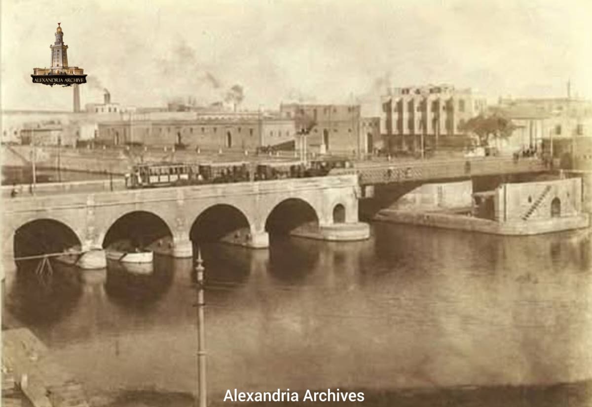 أقدم كوبري في مصر 
 كوبري التاريخ حيث بدأ إنشاؤه في عهد محمد علي باشا عام 1808 واكتمل عام 1839 ليعبر فوق مسار ترعة المحمودية بمنطقة القباري.
