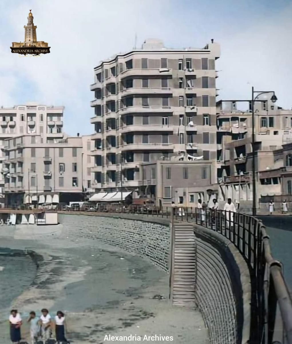 كورنيش الإسكندرية في منطقة سبورتنج تقريباً في منتصف خمسينيات القرن العشرين (عام 1955). 