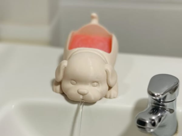 Jabonera de perrito que escupe agua
