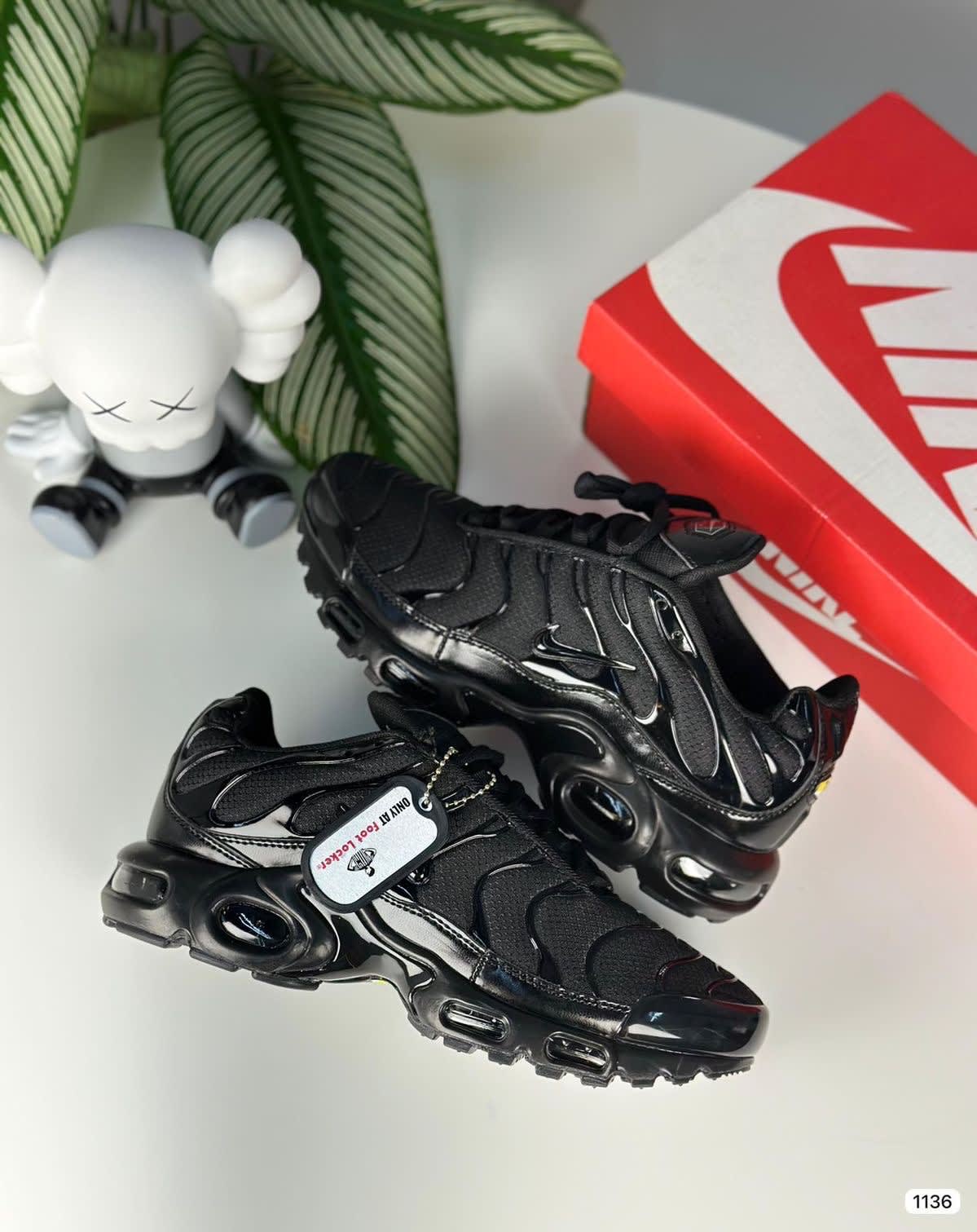 Nike Air Max Plus Black thumbnail 11