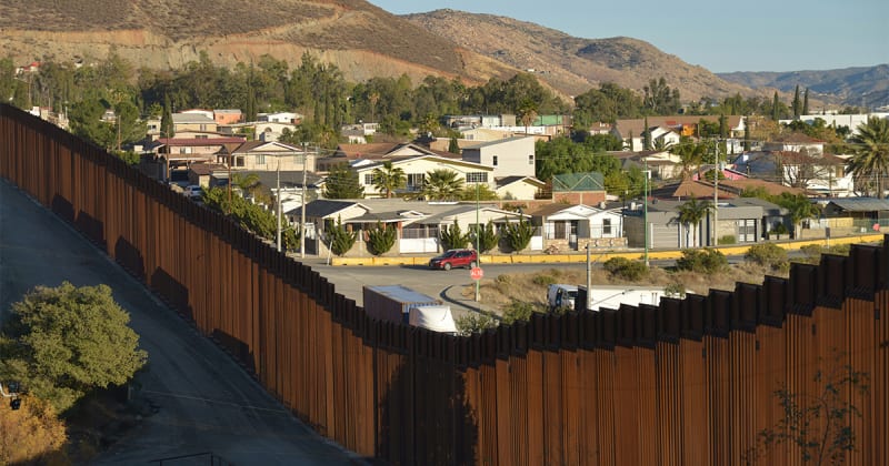 Cómo está la línea en Tecate para cruce en garita Cómo está la línea en Tecate para cruce en garita
