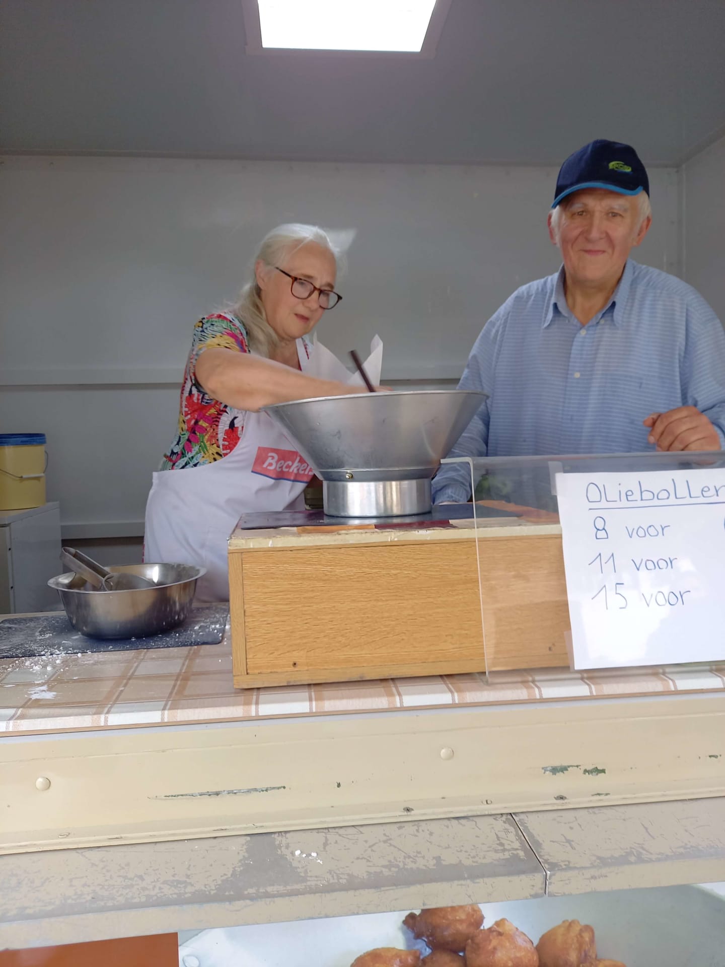 Antoine Van de Velde & Anita in het oliebollenkraam