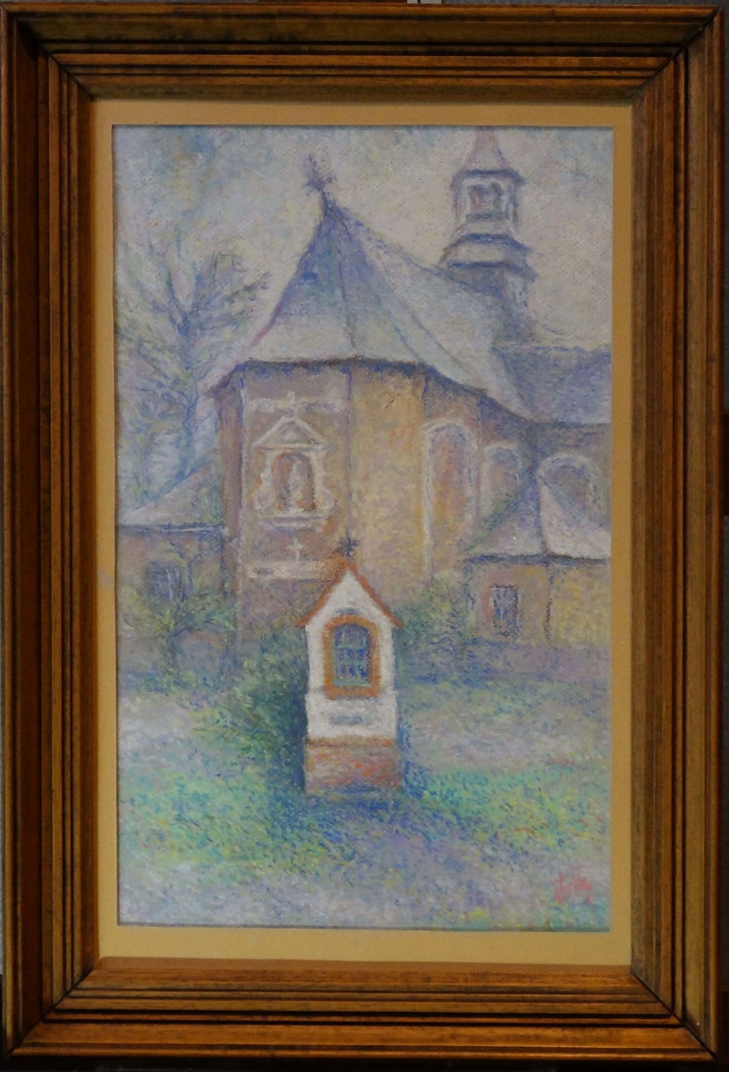 Pastelkrijt op papier - 26x42cm. Dit en volgend werk zijn atypisch zowel van afmetingen als medium (pastelkrijt en houtskooltekening). Ze dateren van eind jaren ‘70 en de maker signeert met ‘JuVer’. Beide werken  werden op een mooie winterdag van 2022 anoniem geschonken. Zij stonden bij het afsluiten van de kapel opgesteld aan de communiebank. 