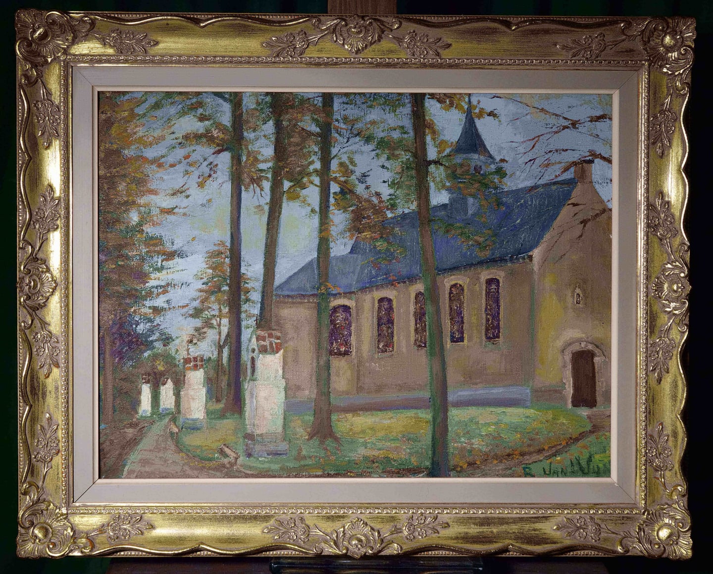 Acryl op doek 59x41cm – 1982 - Richard Van Wynsberge (° 0osteeklo 1908 - † Oudenburg 1988) was van Oosteeklo. Hij trouwde met de dochter van een schilder uit Jabbeke en vestigde zich daar als huisschilder. Zijn tweede huwelijk bracht hem naar Oudenburg bij Oostende, waar hij eveneens huisschilder was en een winkel had. Als amateurkunstschilder heeft hij onder andere Stoepekapel geschilderd. In 1948 kreeg zijn neef dit mooie werk voor zijn plechtige communie.           