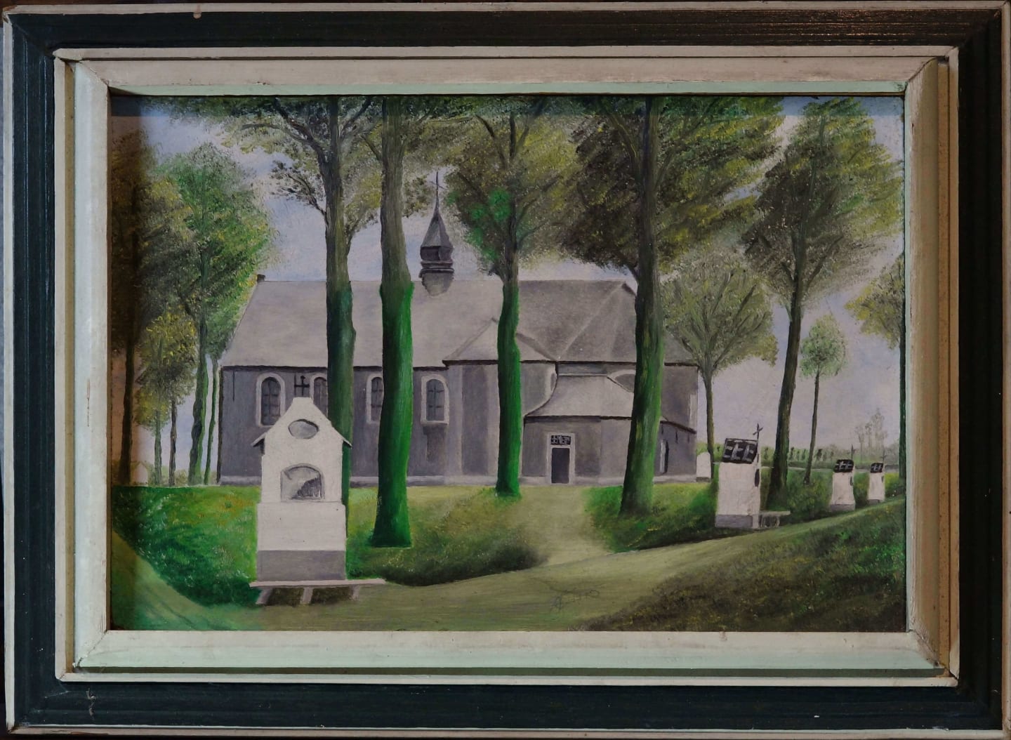 Een mooi, maar anoniem werkje: een schilderijtje (34x24cm) uit 1975 dat op ‘creatieve wijze’ werd afgeschilderd van een postkaart die een stuk ouder is.  De ouderdom van een foto of kunstwerkje is onder andere te zien aan de kapelletjes die in 1952 hun huidig uitzicht kregen. Tot dan hadden zij een dakje uit boomse pannen en de naamplaatjes waren boven het tafereel ingemetseld. Het werkje werd ons nagelaten door Robert, kapelbewaarder van 1968 tot 2012