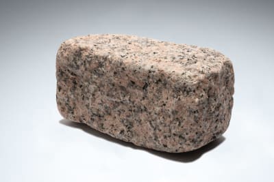 Rose Tumbled Granite Setts 200 x 100 x 100