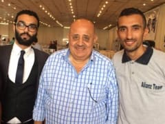 اثنان من الحاضرين يتصوّران معًا في معرض المنيل 2016