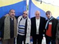 ثلاثة من الحاضرين يتصوّرون معًا في معرض اليانز مصر للطيور