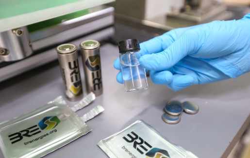 Desenvolvimento de supercapacitores cilíndricos em ambiente controlado.