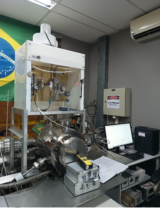 Esquema do protótipo do sistema de refino experimental e o espectrômetro de massa PFEIFFER Vacuum Prisma.