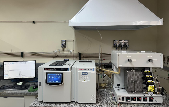 Visão frontal do sistema integrado de reforma, incluindo a unidade de testes, bomba de alimentação de combustível e cromatógrafo.