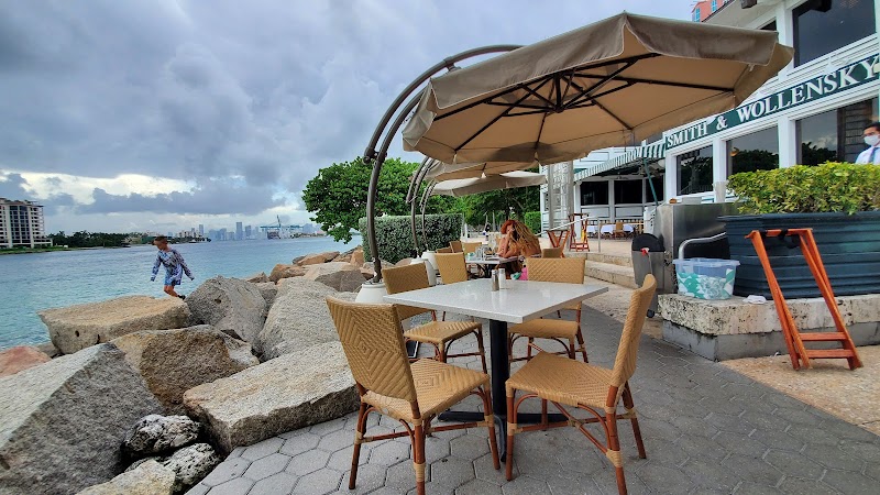 Exterior of Smith & Wollensky Steakhouse - Miami