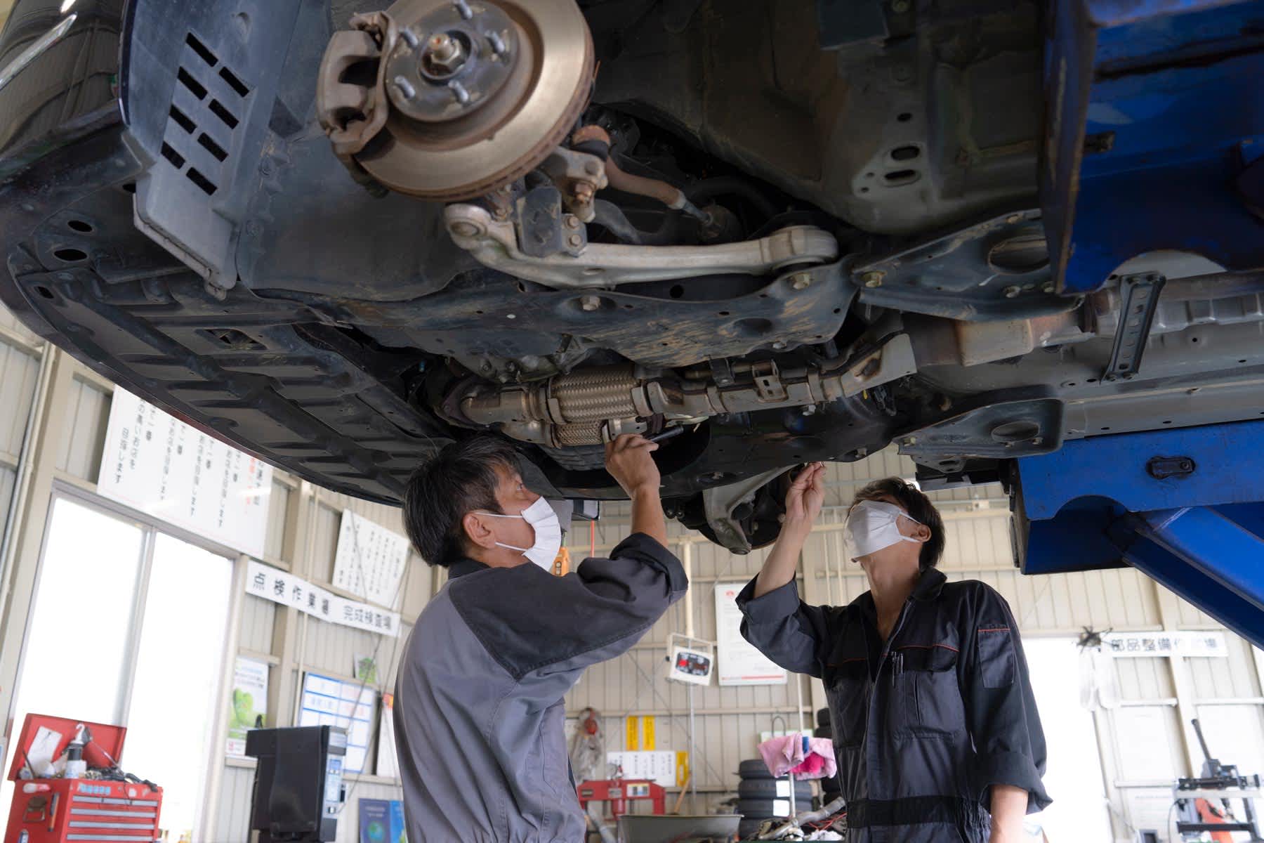 自動車整備士が点検をしている写真