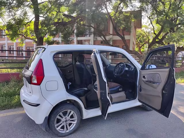 Mahindra e2o Plus P8 (Top Model, 30 kW Battery) 5